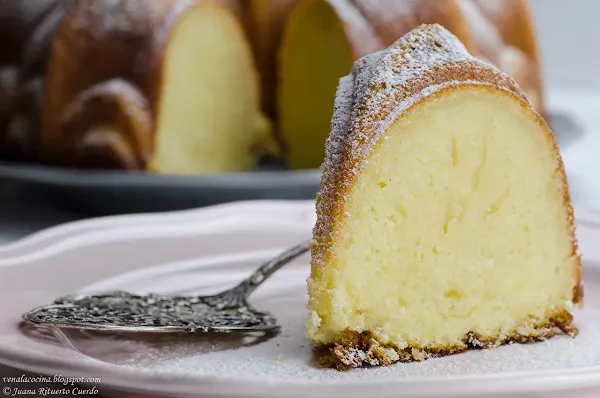 Bundt Cake de Mascarpone con arándanos y un toque de miel