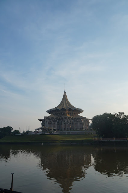 Gedung Dewan dari sungai Sarawak, Waterfront Kuching, Sarawak, Malaysia