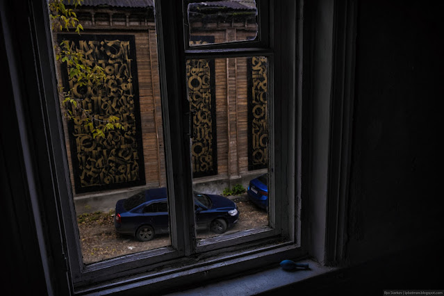 Припаркованные машины через окно
