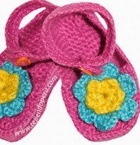 http://www.tejiendoperu.com/crochet/zapatitos-con-tirantes-para-bebes/