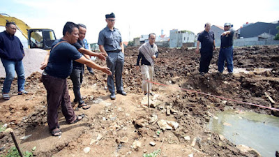 Terima Laporan Warga, Edwin Senjaya Sambangi Pembangunan Berdampak Banjir Warga RW 02 Kelurahan Mekarjaya   