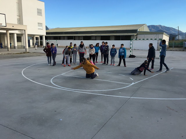 Los alumnos intentan detener la pelota de goalball con los antifaces puestos