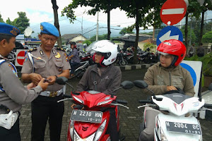 Polres Semarang Beri Contoh Disiplin Kelengkapan Surat - Surat Kendaraan 