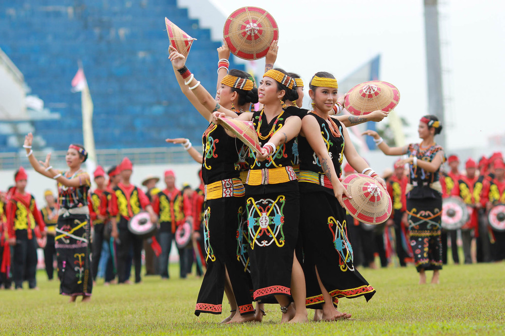 Coretan Dinding Sedikit Tentang Suku  Dayak  Borneo