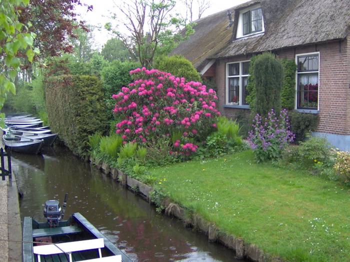 Giethoorn is located about 5km southwest of Steenwijck in Holland and became famous - especially after the 1958 Dutch film 