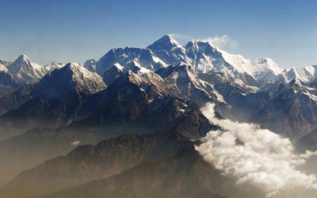 Sherpas encontram quatro alpinistas mortos em barracas no Everest