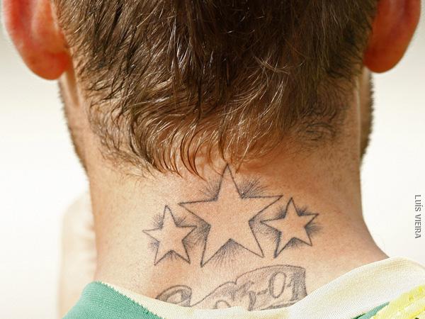 Desta v s foi Portugal com o jogador Raul Meireles O dois bra os tatuados e