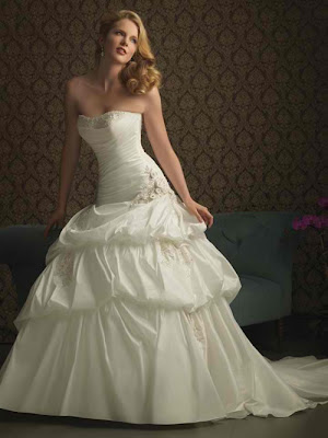 2011 wedding dresses trend 1 2011 Wedding Gown Trends MORE