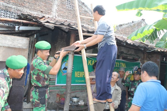 KODIM 0726/SUKOHARJO KERJASAMA DENGAN PT DANLIRIS PERBAIKI RUMAH WARGA