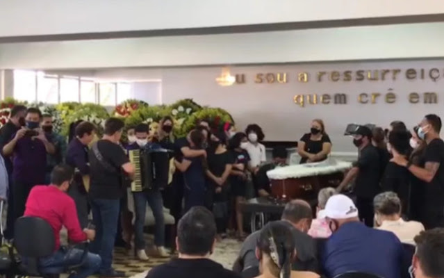 Zezé Di Camargo canta durante velório do pai, Francisco Camargo, em Goiânia