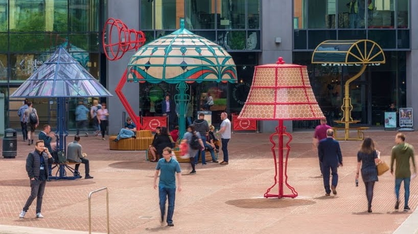 Las lámparas gigantes instaladas en Manchester representan la innovación histórica de la ciudad