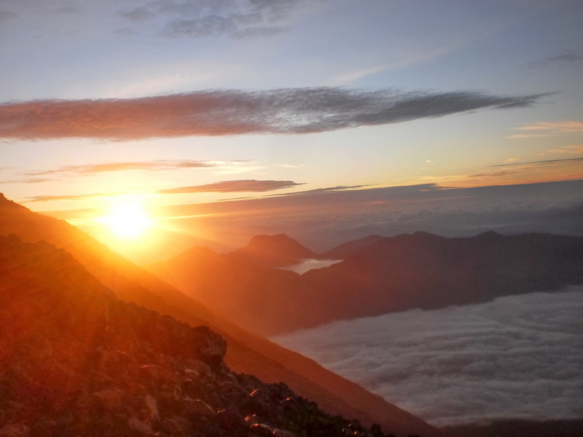 Inilah 8 Gunung Indonesia Menjadi Spot Sunrise Yang Menajubkan