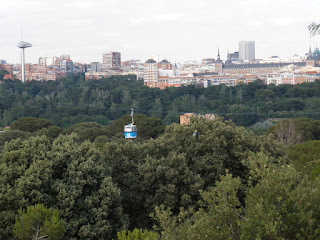 El Teleférico sobrevuela las copas de los árboles y ofrece excelentes vistas del perfil de Madrid