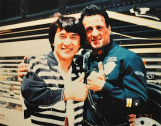 Jackie Chan visitando a su amigo Sylvester Stallone en el rodaje de Demolition Man