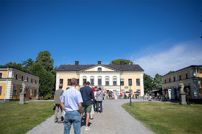 kö utanför caféet