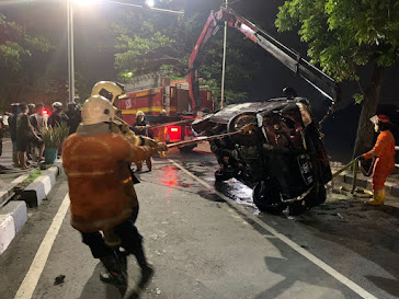 Pulang Kondangan, Mobil ini Nyemplung di Sungai Rolak Surabaya