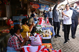  Kunjungi Pasar Malang Jiwan Colomadu, Jokowi Bagikan BLT dan Cek Harga Komoditas 
