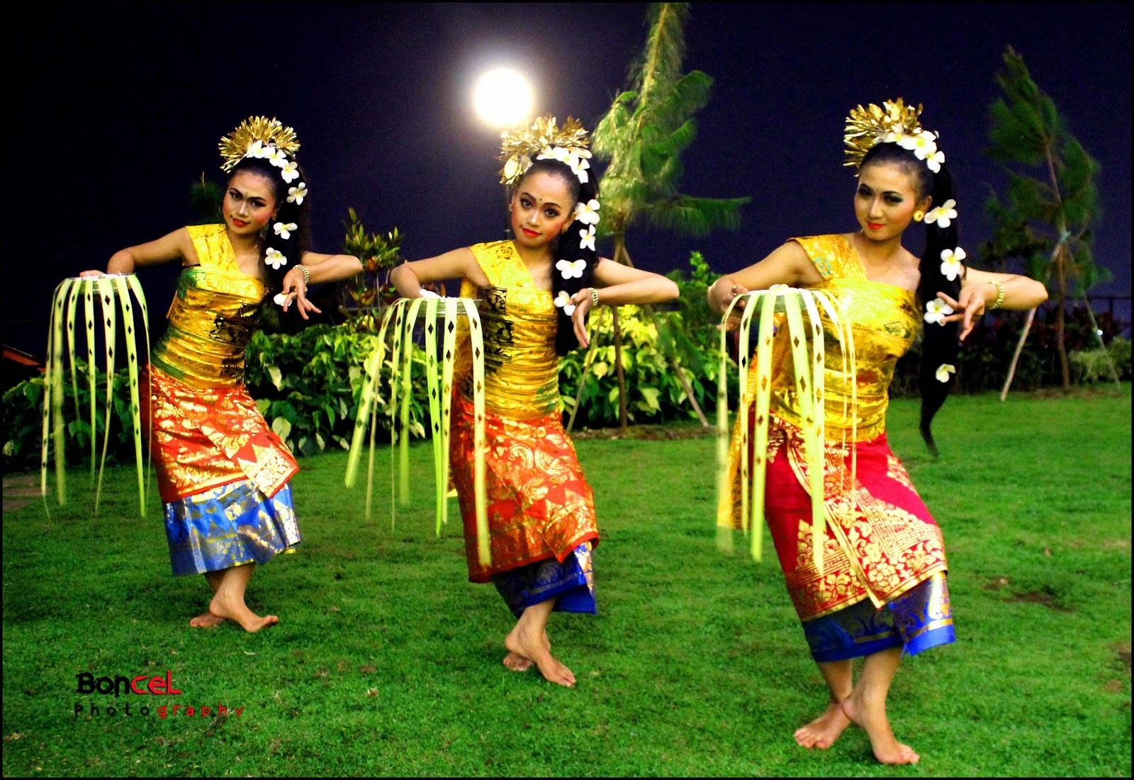 pendet dance is original art from bali Indonesia tari 