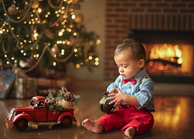 Christmas mini sessions with a Christmas tree DeKalb Sycamore Rockford IL