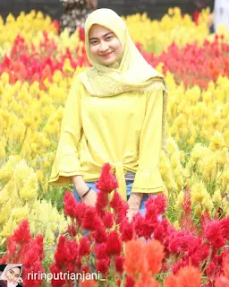 Hijabers cantik Ririn Putri Anjani