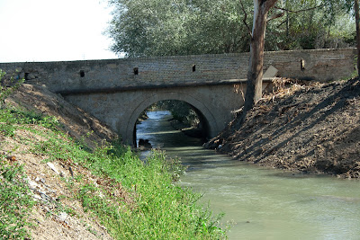 Alcantarilla del arroyo Buitrago bajo la carretera que une el Puente de Cartuja con Puerto Real (septiembre 2011)