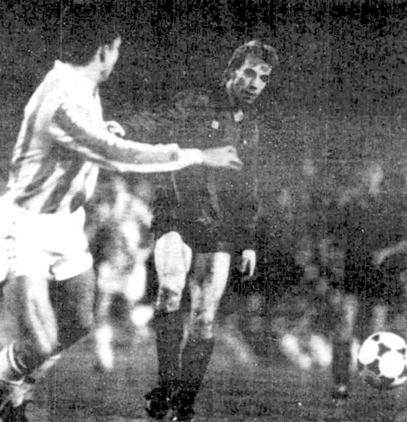 Archibald dispara a puerta. F. C. BARCELONA 4 REAL VALLADOLID DEPORTIVO 0 Sábado 01/03/1986, 21:00 horas. Campeonato de Liga de 1ª División, jornada 27. Barcelona, Nou Camp.