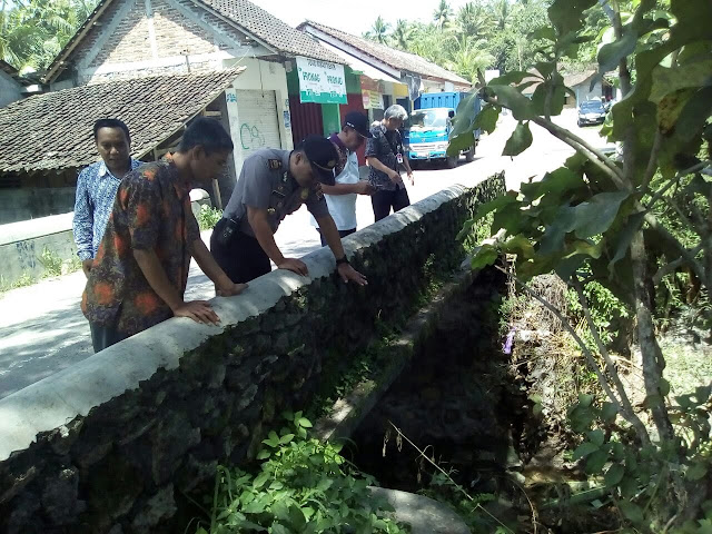 Kapolsek Pajangan Dampingi Sekda Bantul Cek Lokasi Bencana Bantul di Pajangan