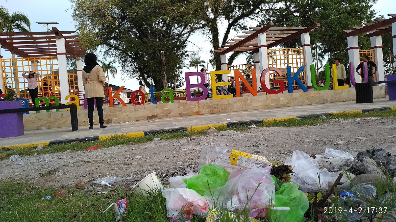 Sedih Sampah Plastik Berserakan Di Taman Kota Bengkulu