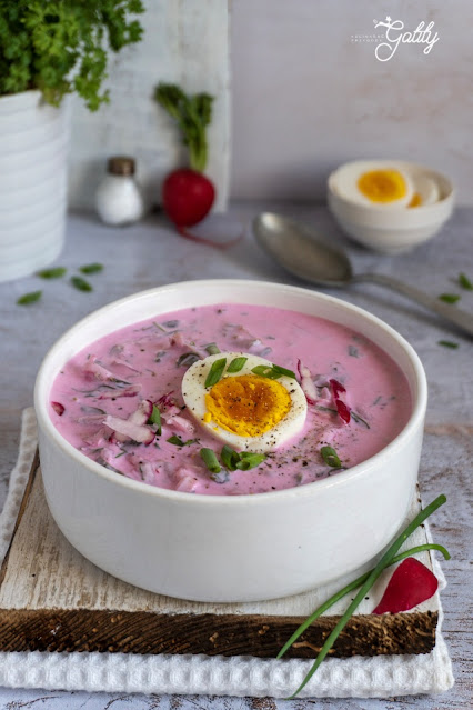 różowa zupa w białej misce