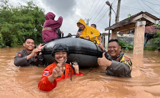 Kabid Humas Polda Jabar : Polisi Rela Terjang Banjir, Demi Evakuasi Warga Ke Tempat Aman