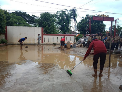 Pasca Banjir di Desa Rangai, Relawan ACT Salurkan Bantuan dan Gelar Gotong Royong Bersama Warga