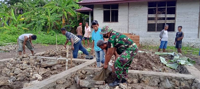 Babinsa Batu Putih Bantu Pembuatan Pondasi Rumah Warga.lelemuku.com.jpg