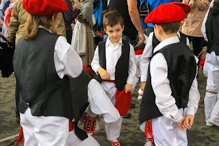 Alarde infantil de danzas de las fiestas de Beurko Bagatza