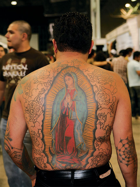 Soleil y Su Tattoo de la Mary Virgen Filed under Back of the neck