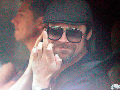 Brad Pitt faz gesto obsceno para os paparazzi