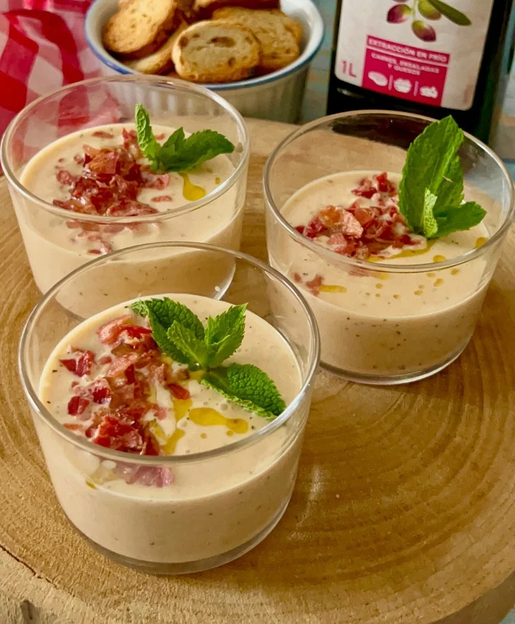 Vasitos de melocotón, queso y jamón crujiente