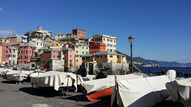 zatoczka w Boccadasse, łodzie i kolorowe domy