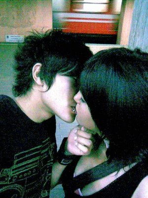 emo love kiss pictures