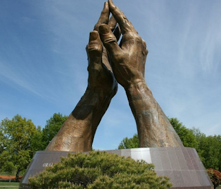 gambar Patung Praying Hands