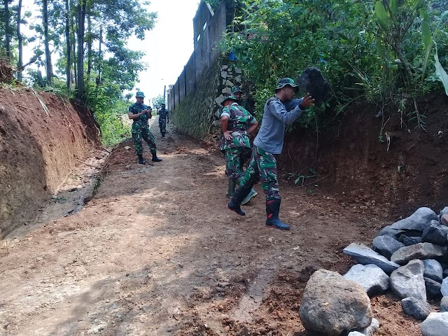 Prajurit  Satgas Kodim 0726/Sukoharjo Giat Angkat Batu ke Lokasi TMMD Reg ke 104