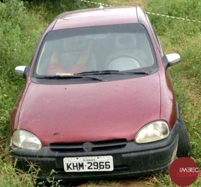 Homem é encontrado morto e de cabeça para baixo dentro de um carro