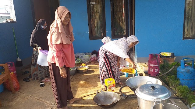 Emak-Emak Merasa Enjoy Bantu Memasak Buat Satgas TMMD Ke-107