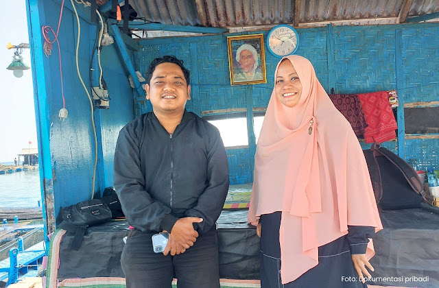 Saya dan Hendra di tengah laut saat melihat langsung keramba budidaya lobster