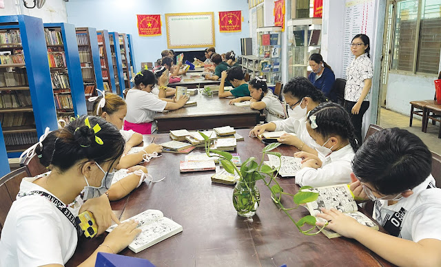 Thư viện quận phục vụ bạn đọc đến tìm hiểu bổ sung kiến thức.