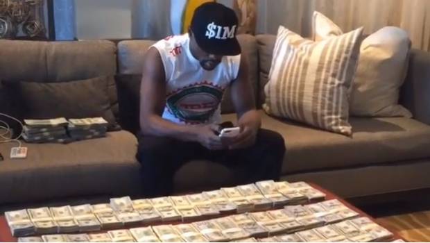 Captan a Floyd Mayweather cobrando bolsa millonaria de 350 millones de dolares.