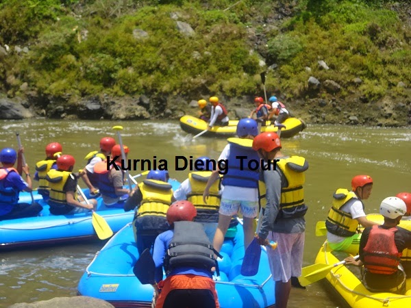 foto wisatawan rafting