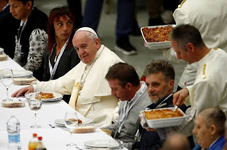 Papa Francisco almoça com moradores de rua