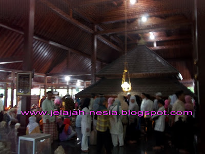 Wisata Religi Di Makam Sunan Ibrahim Asmaraqondi [ www.BlogApaAja.com ]