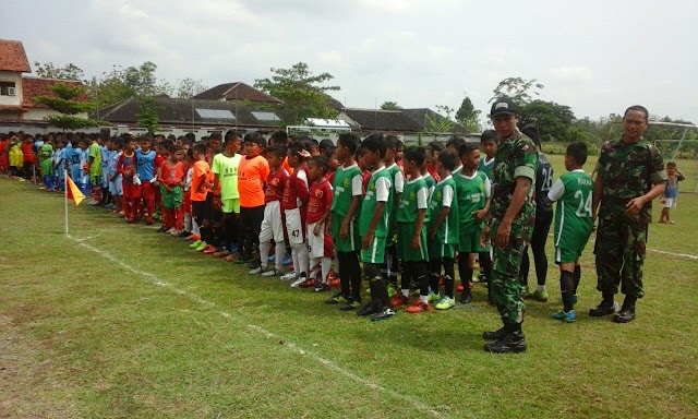 BABINSA NGUTER LAKSANAKAN PENGAMANAN FESTIVAL SEPAK BOLA ANAK