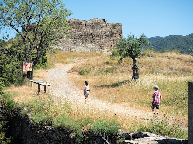 Niños subiendo por un camino hacia el castillo de Boltaña (Huesca)